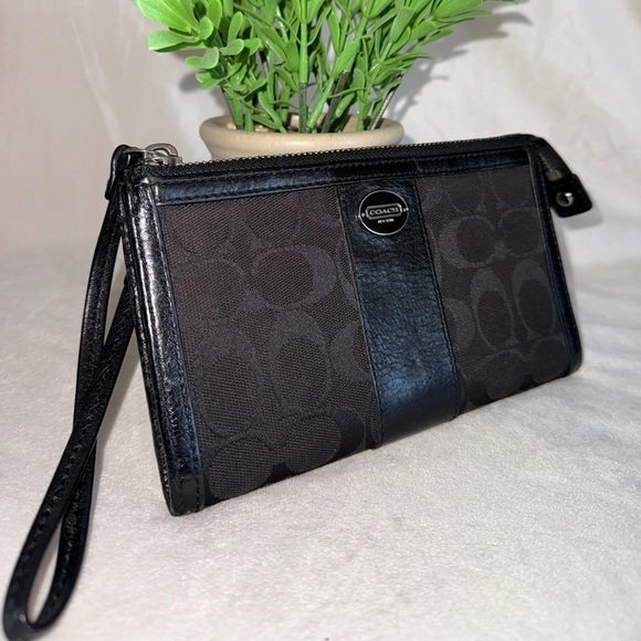 Coach Women's Black Square Shape Front Zipper Wristlet/Wallet - Picture 2 of 14